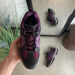 Funktionel vandresko i lilla med åndbart mesh og stødabsorberende sål