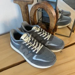 Grå letvægtssko i åndbart materiale fra Woden.