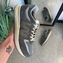 Grå letvægtssko i åndbart materiale fra Woden.