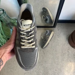 Grå letvægtssko i åndbart materiale fra Woden.