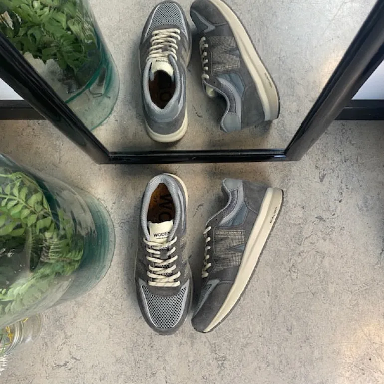 Grå letvægtssko i åndbart materiale fra Woden.