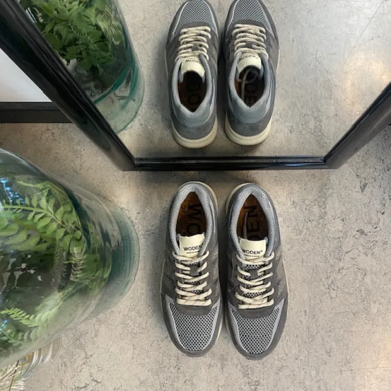 Grå letvægtssko i åndbart materiale fra Woden.