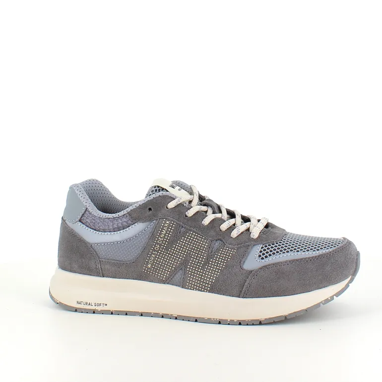 Grå letvægtssko i åndbart materiale fra Woden.