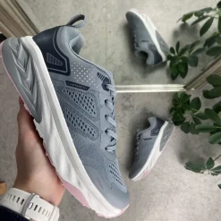 Grå sko fra Endurance med smarte detaljer og god stødabsorbering.