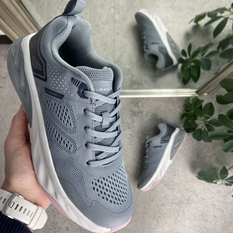 Grå sko fra Endurance med smarte detaljer og god stødabsorbering.