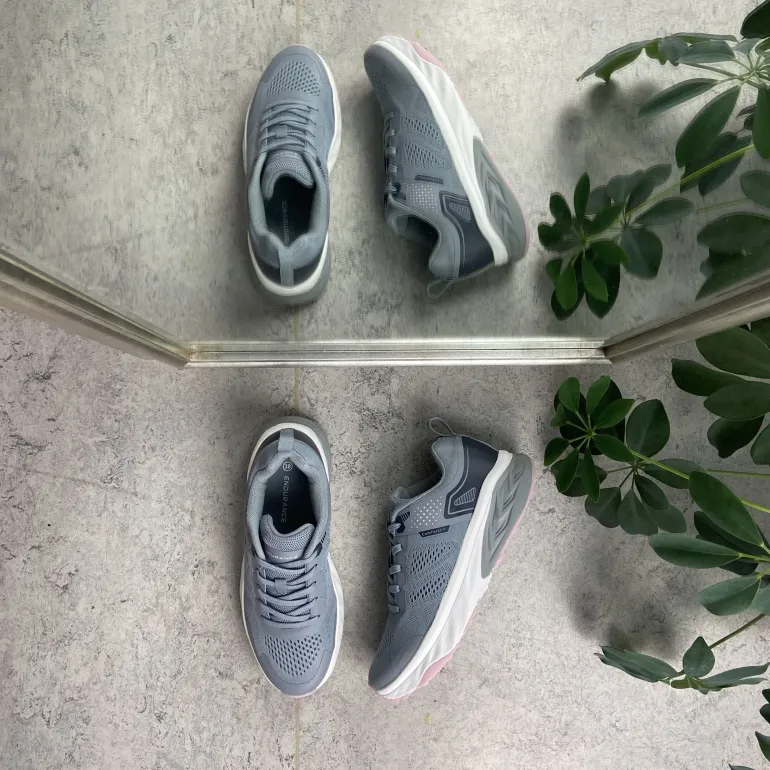 Grå sko fra Endurance med smarte detaljer og god stødabsorbering.
