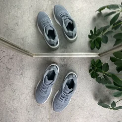 Grå sko fra Endurance med smarte detaljer og god stødabsorbering.