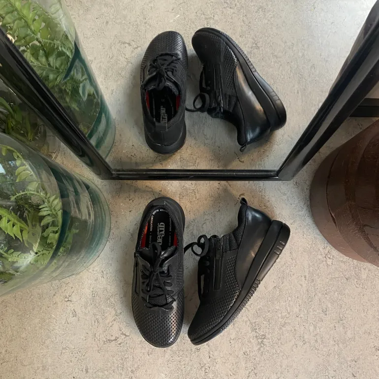 Green Comfort sko i sort med bred pasform og lynlås