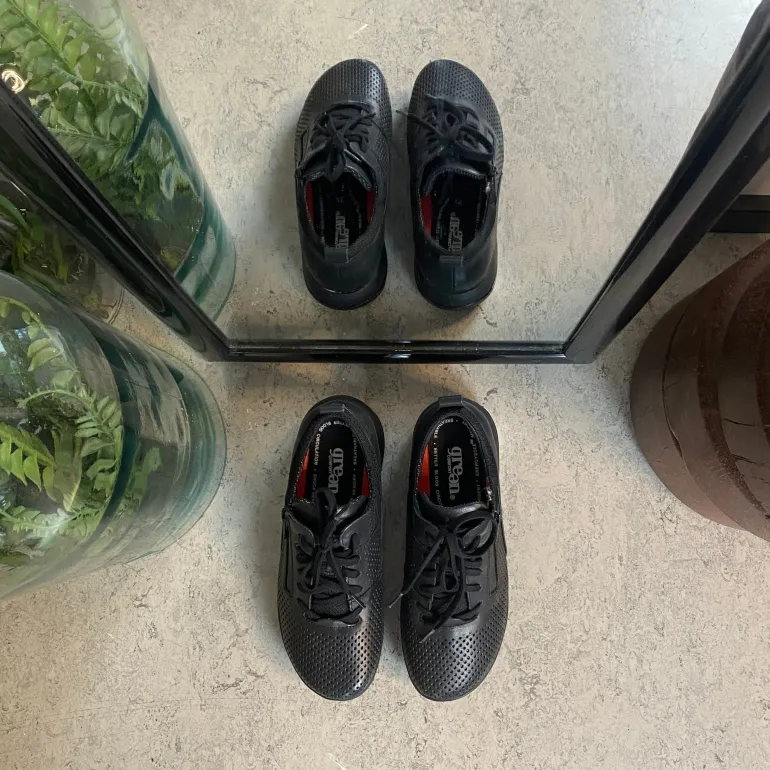 Green Comfort sko i sort med bred pasform og lynlås