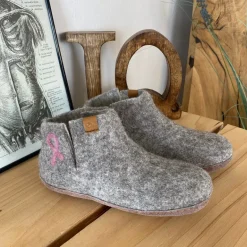 Green Comfort uld hjemmesko med Støt Brysterne logo