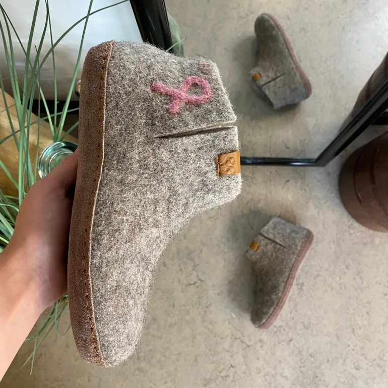 Green Comfort uld hjemmesko med Støt Brysterne logo