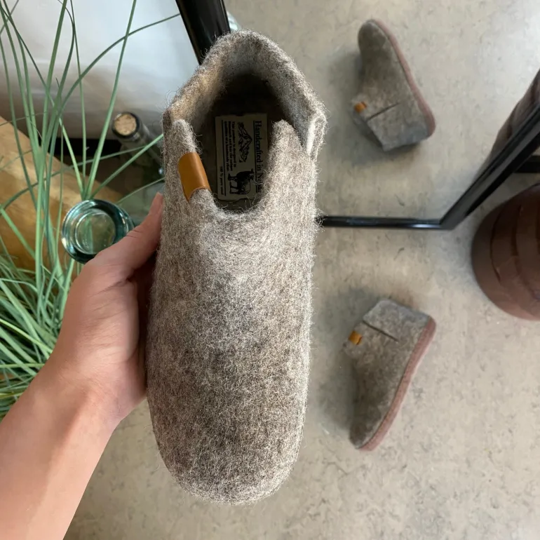 Green Comfort uld hjemmesko med Støt Brysterne logo