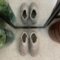 Green Comfort uld hjemmesko med Støt Brysterne logo