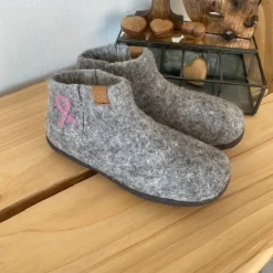 Green Comfort uld hjemmesko med rågummi bund og Støt Brysterne logo