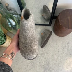 Green Comfort uld hjemmesko med rågummi bund og Støt Brysterne logo