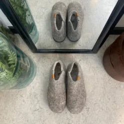 Green Comfort uld hjemmesko med rågummi bund og Støt Brysterne logo