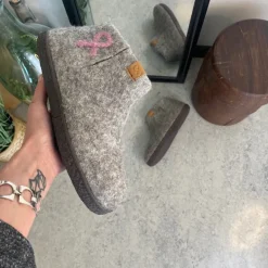 Green Comfort uld hjemmesko med rågummi bund og Støt Brysterne logo