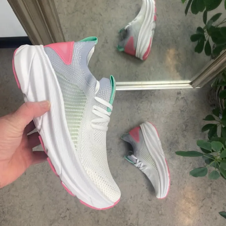 Grå/hvid åndbar slip on sko med stødabsorbering