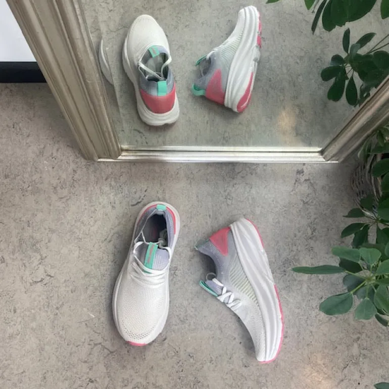 Grå/hvid åndbar slip on sko med stødabsorbering