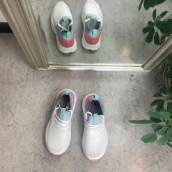 Grå/hvid åndbar slip on sko med stødabsorbering