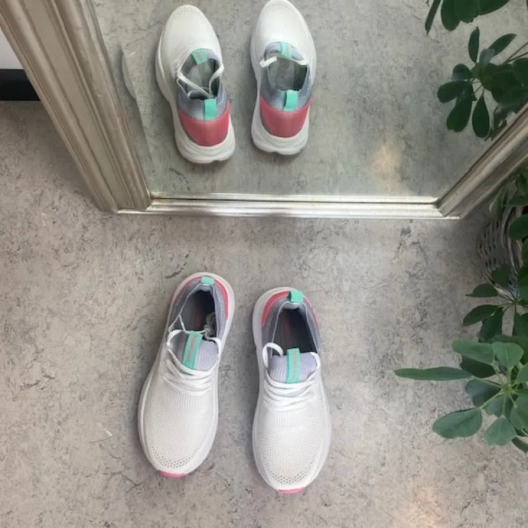 Grå/hvid åndbar slip on sko med stødabsorbering