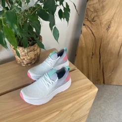 Grå/hvid åndbar slip on sko med stødabsorbering