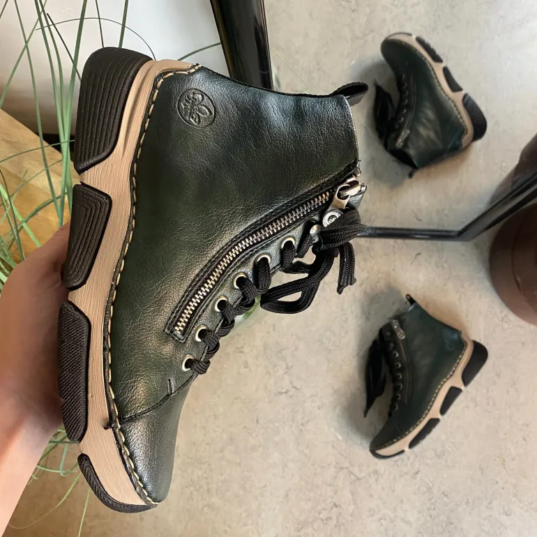 Grøn Rieker støvle med god stødabsorbering