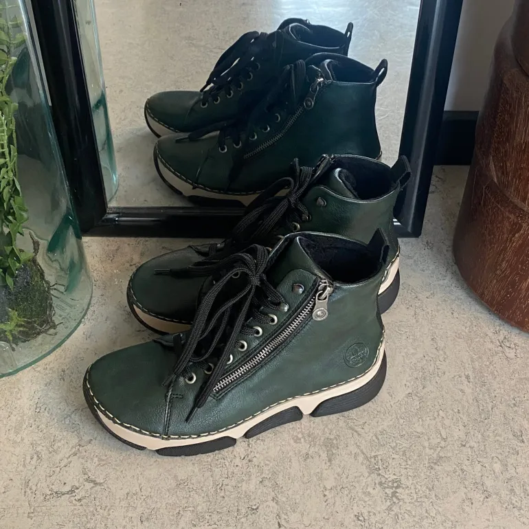 Grøn Rieker støvle med god stødabsorbering