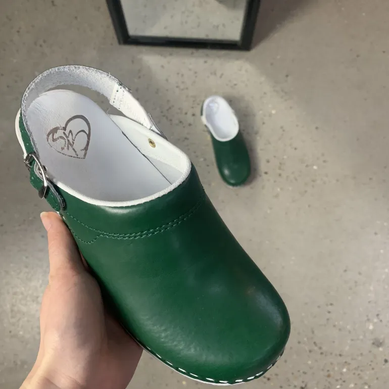 Grøn skind træsko med rem