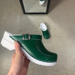 Grøn skind træsko med rem