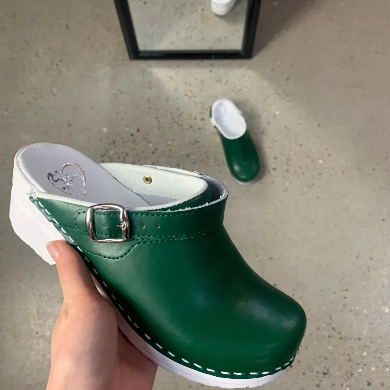 Grøn skind træsko med rem