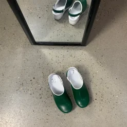 Grøn skind træsko med rem