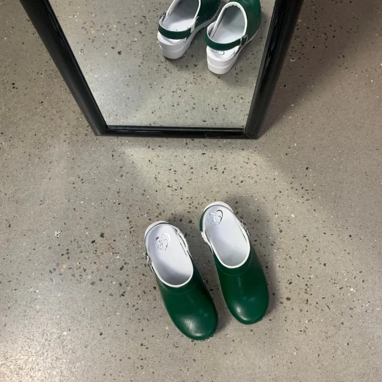 Grøn skind træsko med rem