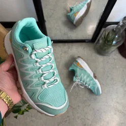 Grøn sko med åndbar overdel og flotte detaljer