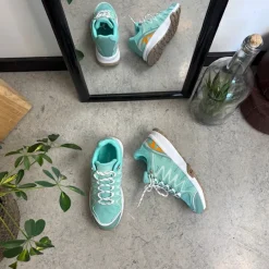 Grøn sko med åndbar overdel og flotte detaljer