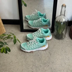 Grøn sko med åndbar overdel og flotte detaljer