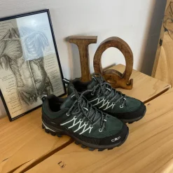 Grøn vandtæt vandresko fra CMP med flotte detaljer