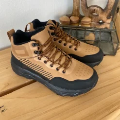 Herre ankelstøvle i lysebrun PU med snørebånd, let for og stødabsorberende EVA-sål