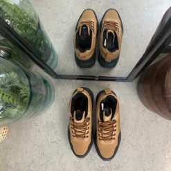 Herre ankelstøvle i lysebrun PU med snørebånd, let for og stødabsorberende EVA-sål