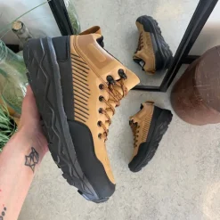 Herre ankelstøvle i lysebrun PU med snørebånd, let for og stødabsorberende EVA-sål