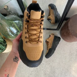 Herre ankelstøvle i lysebrun PU med snørebånd, let for og stødabsorberende EVA-sål