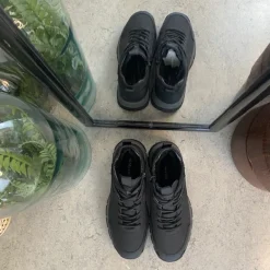 Herre ankelstøvle i sort PU med varmt for, snørebånd og KAT-TEX – robust gummisål