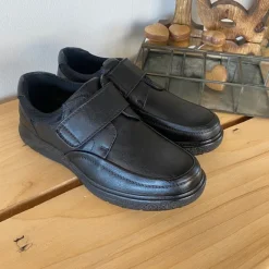 Herresko i sort PU med bred velcrolukning og robust TPR-sål