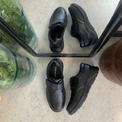 Herresko i sort PU med bred velcrolukning og robust TPR-sål