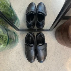 Herresko i sort PU med bred velcrolukning og robust TPR-sål