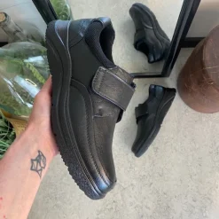 Herresko i sort PU med bred velcrolukning og robust TPR-sål