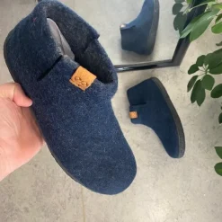 Høj blå hjemmesko i uld med skridhæmmende såler fra Green Comfort