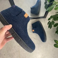 Høj blå hjemmesko i uld med skridhæmmende såler fra Green Comfort