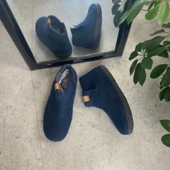 Høj blå hjemmesko i uld med skridhæmmende såler fra Green Comfort