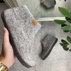 Høj lysegrå hjemmesko i uld med skridhæmmende såler fra Green Comfort